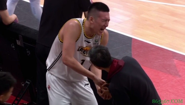 宋翔：付豪手指错位 复位治疗后目前仍然肿胀