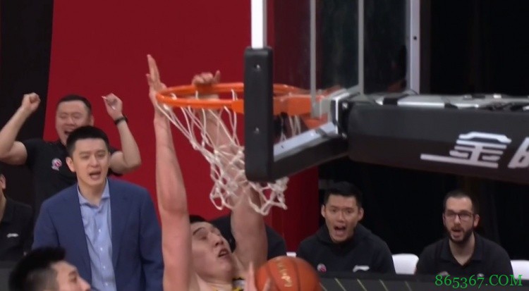 表情非常痛苦!付豪扣篮挂框疑似手指受伤
