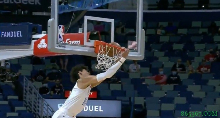 这球怎么算？海耶斯高难度空接背扣被吹进攻干扰