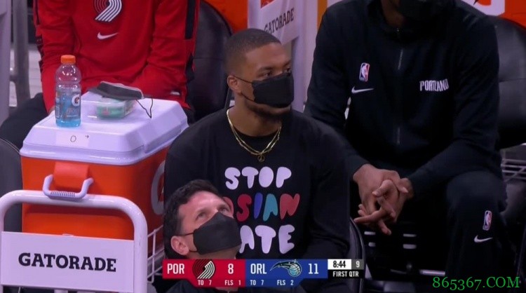 利拉德身着“停止仇视亚裔”T恤观战 林书豪感谢其支持