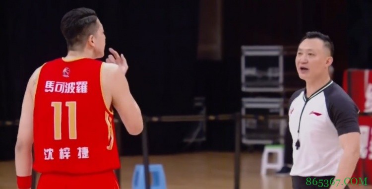 挨了一肘还被吹犯规！沈梓捷：闫军老师 赵岩昊那是上篮的球吗