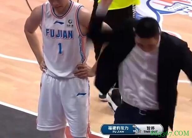 第四节分差逐渐拉开 福建主帅朱世龙暂停时愤怒摔笔