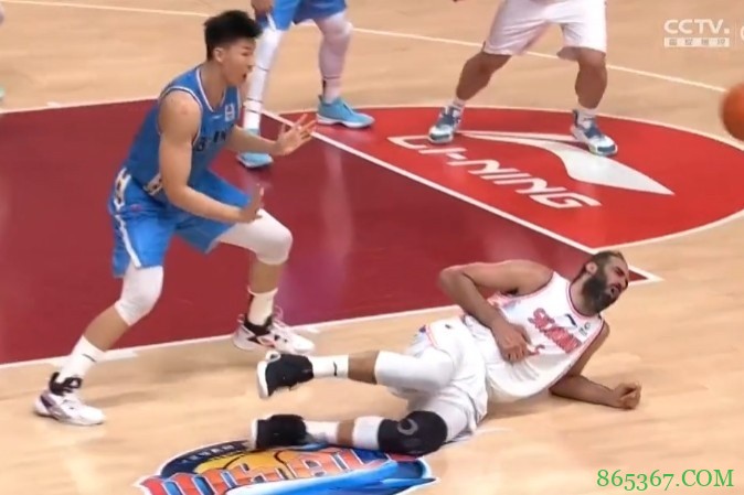 范子铭目瞪口呆!哈达迪浮夸假摔被吹技术犯规