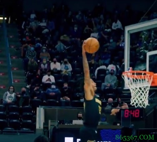 炸裂！莫兰特快攻中飞越罗伊斯-奥尼尔暴扣