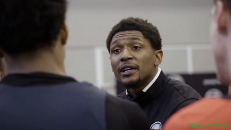 小托马斯撑比尔:我一直在告诉我的小兄弟们 不要打职业篮球