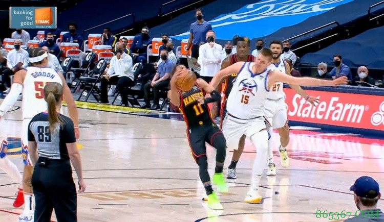 特雷-杨挂约基奇胳膊蹭犯规被裁判改判 特雷-杨抱怨还吃T