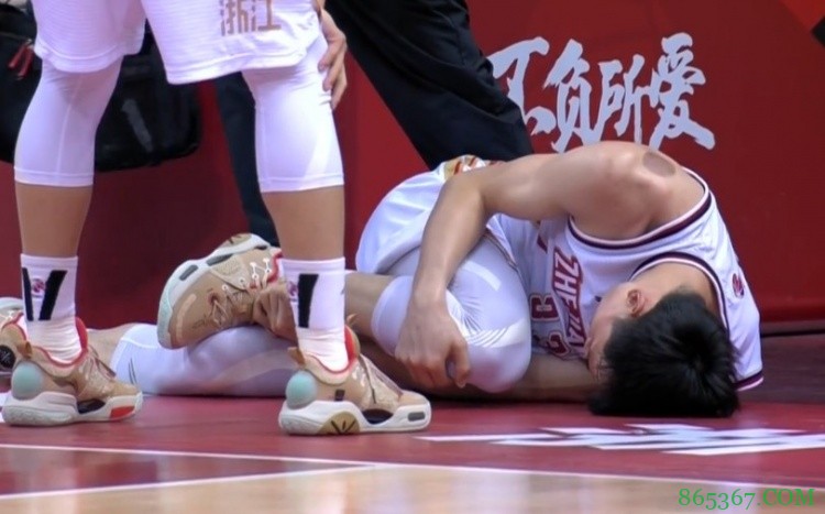 希望无碍!吴前被对手踩到脚踝受伤 坐担架离场