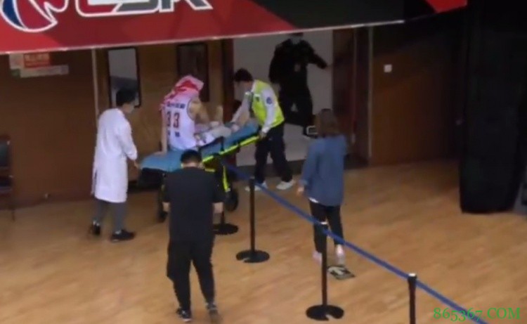 希望无碍!吴前被对手踩到脚踝受伤 坐担架离场