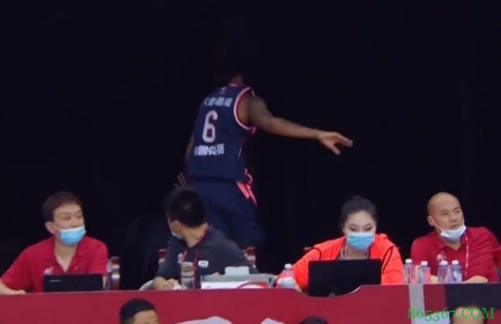 ??马尚无对抗受伤单脚跳回更衣室 目前已前往医院检查