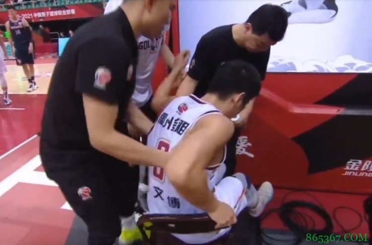 陆文博突破摔倒膝盖受伤 接受治疗后坐担架离场