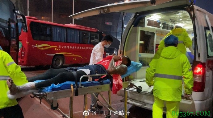 ??马尚无对抗受伤单脚跳回更衣室 目前已前往医院检查