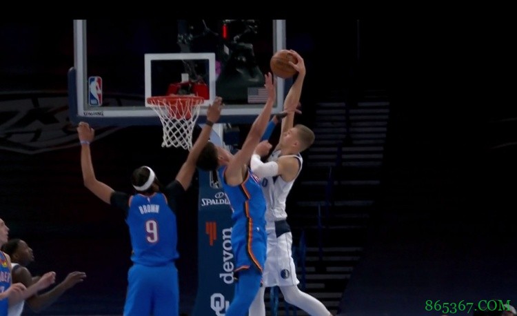 力劈华山！波尔津吉斯单臂隔扣以赛亚-罗比