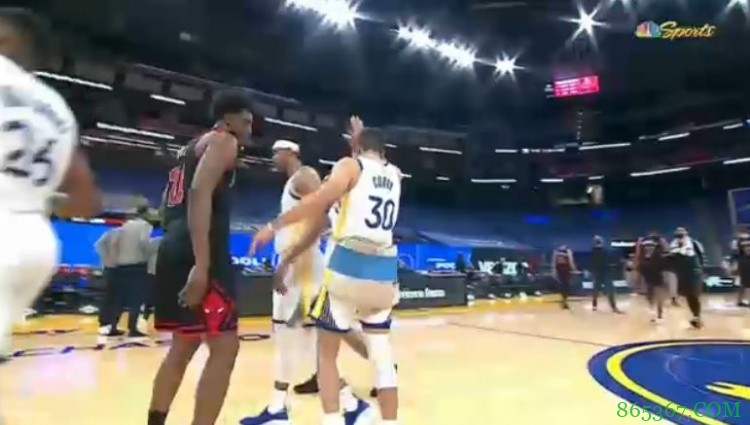 造型像尿布？库里第四节暂停时上场迎接队友 臀部戴上护具