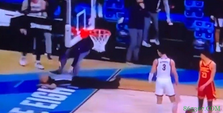 NCAA比赛中裁判突然倒地不省人事 万幸之后清醒被送出场