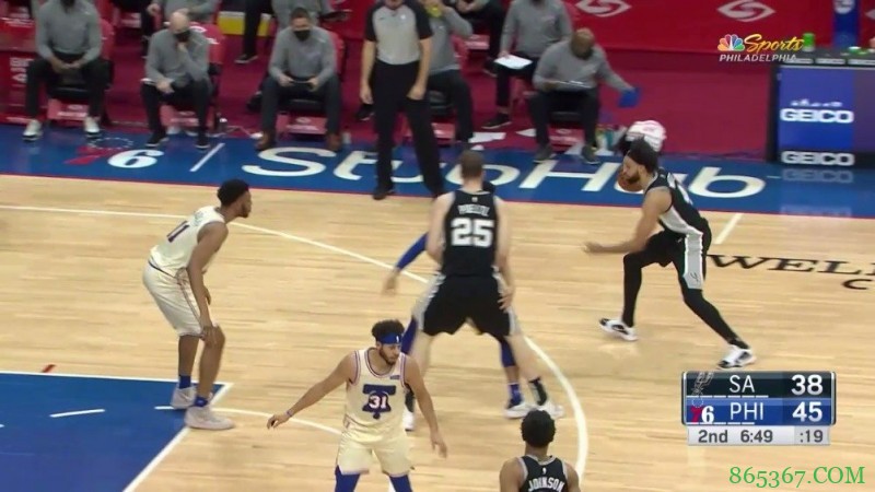 ?哈里斯23+9+7 西蒙斯14+9 怀特17+4帽 76人大胜马刺获五连胜