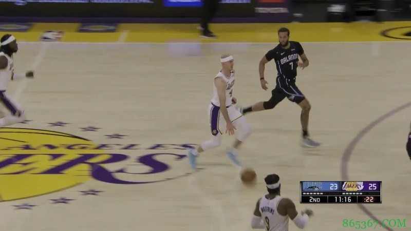 ?施罗德24+5+6 库兹马21+11 培根26+8 湖人险胜魔术