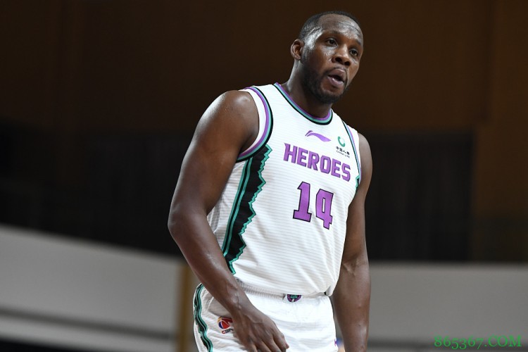 哈德森抢篮板时被对方球员拉扯 用中文大喊：诶~~~我X！