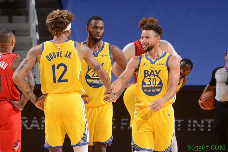 三十三岁斯蒂芬-库里：扣篮、填坑、贩卖快乐！