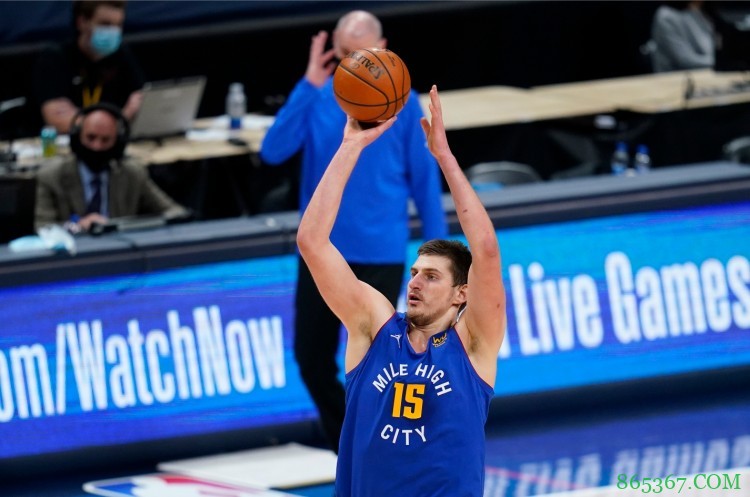 约基奇谈穆雷的绝平三分:那个回合我本来想顶着防守强投三分