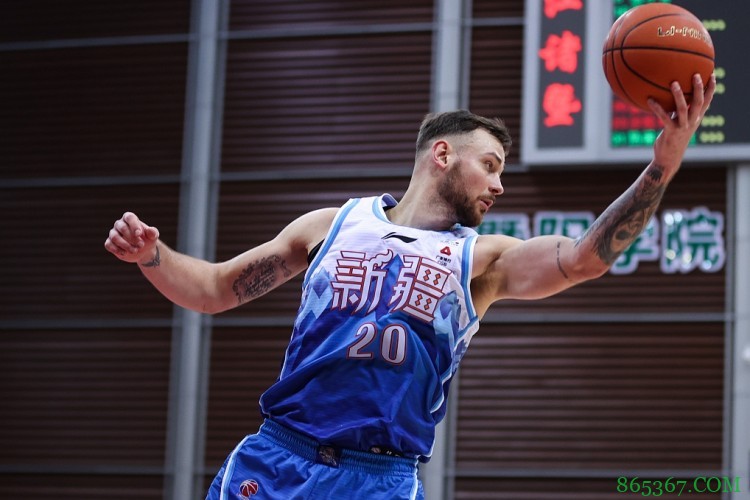 内线制霸!新疆抢55个篮板比辽宁多12个 周琦&莫泰各抢17个