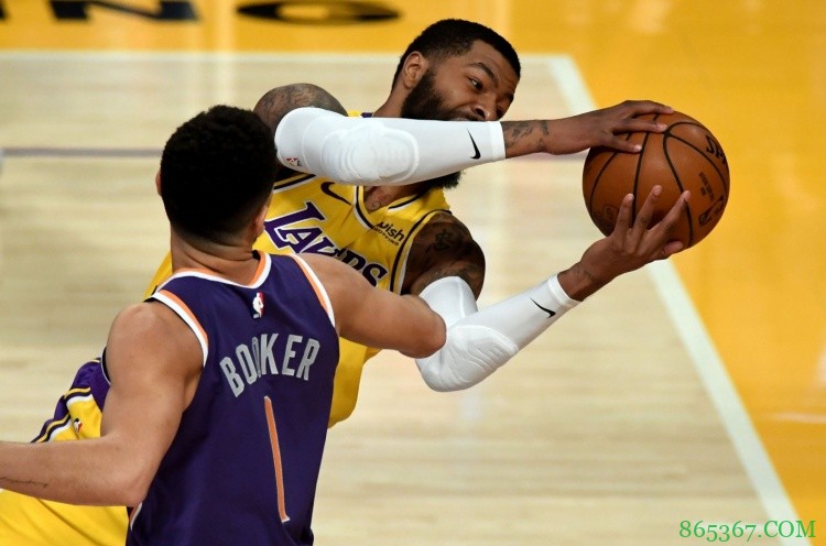 大莫里斯:我在防守端打得跟屎一样 伤病很多我们仍要继续作战