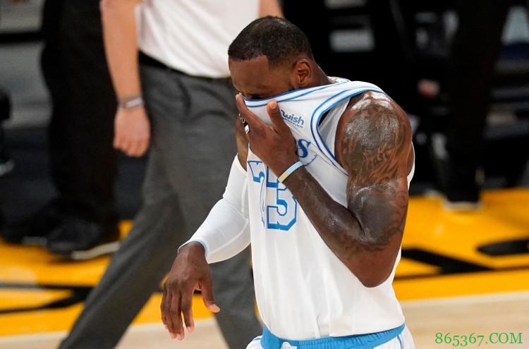 詹姆斯将留在洛城接受治疗 湖记：他赛季初曾遭遇脚踝扭伤