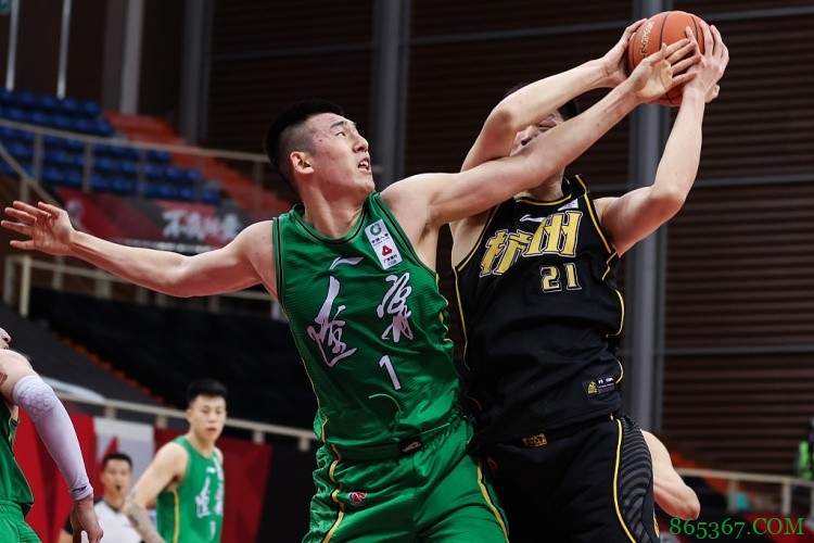 付豪替补出战31分钟斩获18分7板1帽 屡献精彩篮下脚步