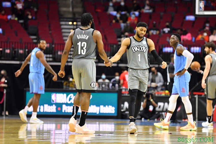 布鲁斯-布朗：和三巨头打球总能获得空位机会 在防守端要多交流