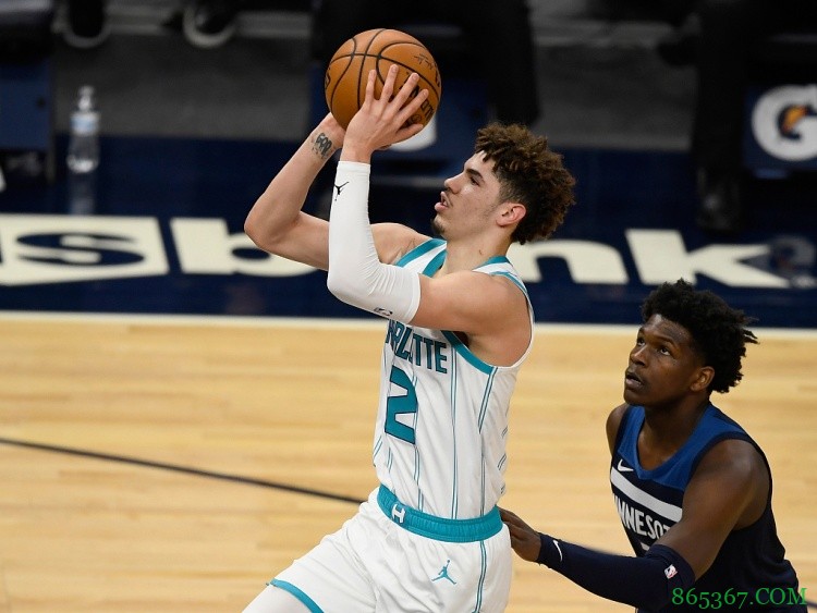 探花完胜状元!鲍尔三分5中4拿到19分 爱德华兹三分10中1拿到19分