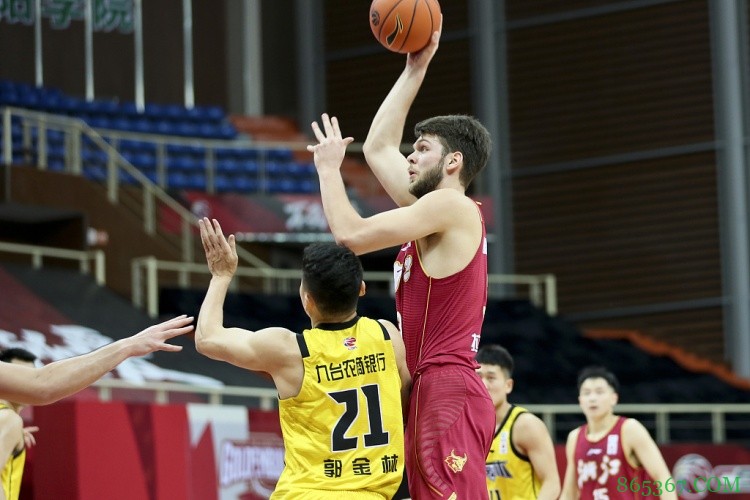 一寸长一寸强!拉科塞维奇末节6中6揽下13分5板助队取胜