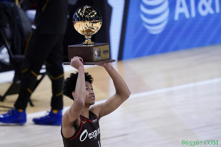 安芬尼-西蒙斯成为首位获得扣篮冠军的开拓者球员