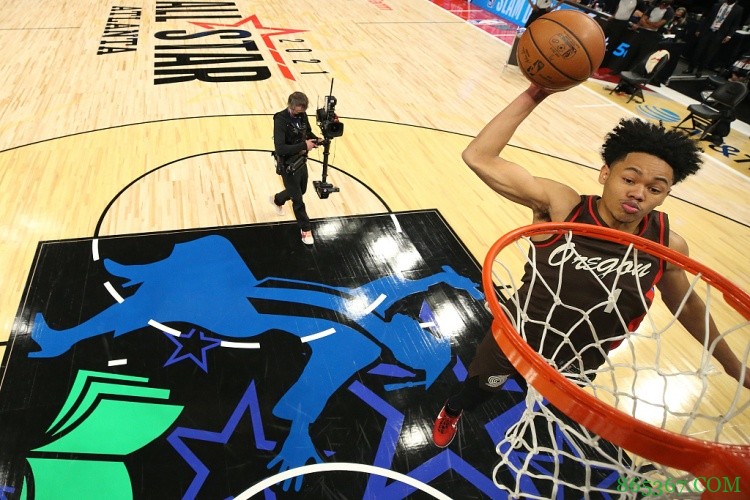 西蒙斯:训练中没亲过篮筐 这个动作是利拉德的建议