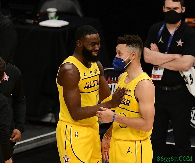 杰伦-布朗:手感好时库里一直喊我继续投 投丢了库里还说他很喜欢