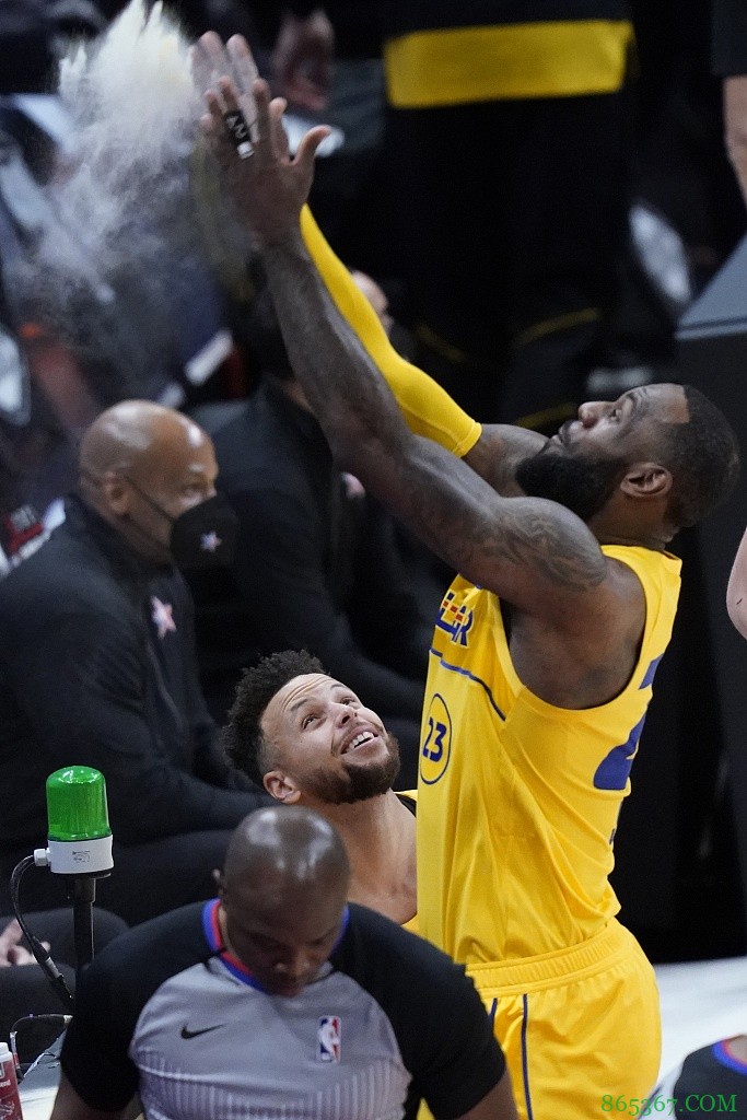 ?库里观看詹姆斯撒镁粉后语音:第一次这么近看 还有点小酷!