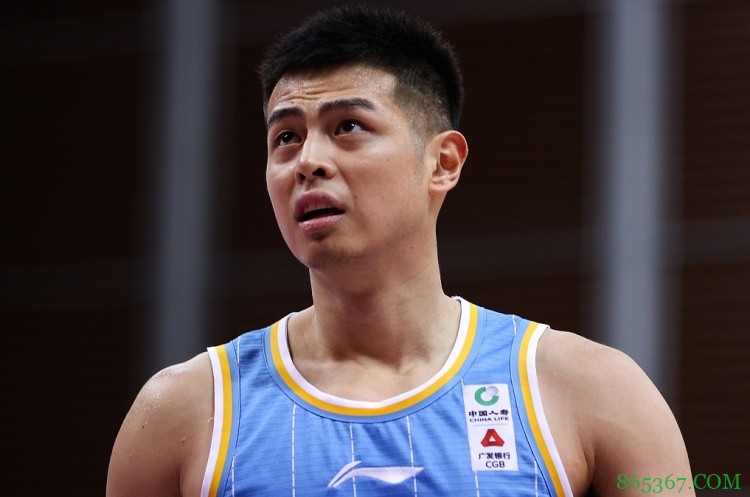 手感低迷!方硕京城德比上半场8中1 得到3分2板3助1断