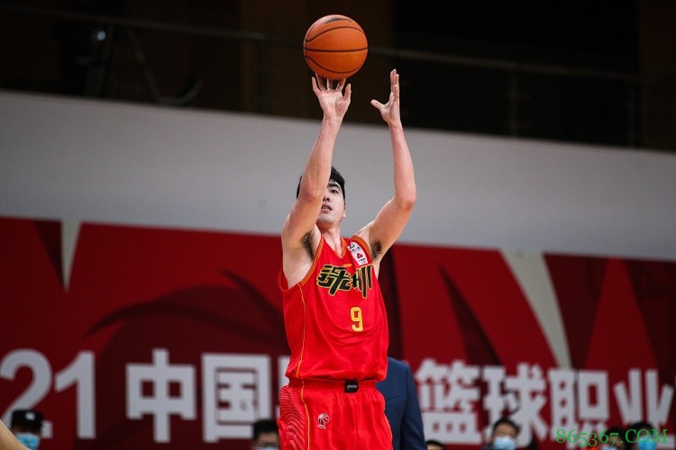 突然爆发！卢艺文次节三分6投5中 独得15分