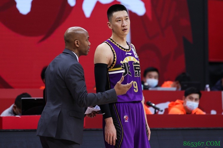 北控半场落后广州27分!本土球员仅拿到12分 孙悦张帆14中0