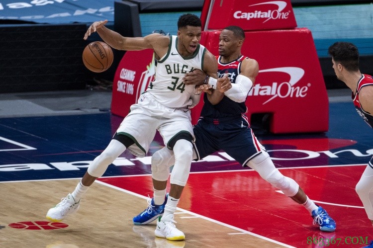 字母哥连续3场砍下3双 队史第一人