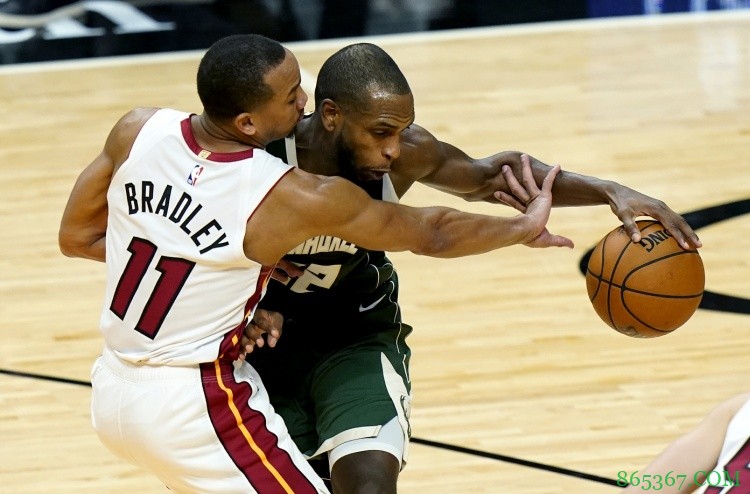 Shams:多支有竞争力的球队对布拉德利表达了兴趣