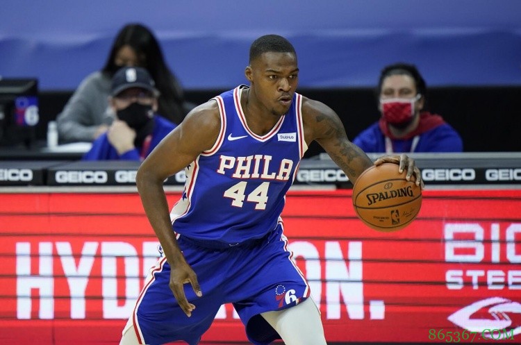 美记：76人与保罗-里德签下一份为期三年合同 后两年无保障