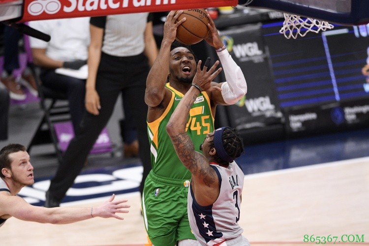 对飚!米切尔第三节13中8轰20分&比尔9中6砍15分