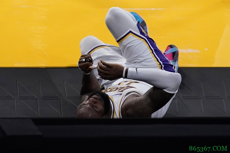 沃格尔:目前我掌握的情况就是詹姆斯的右脚踝受伤了