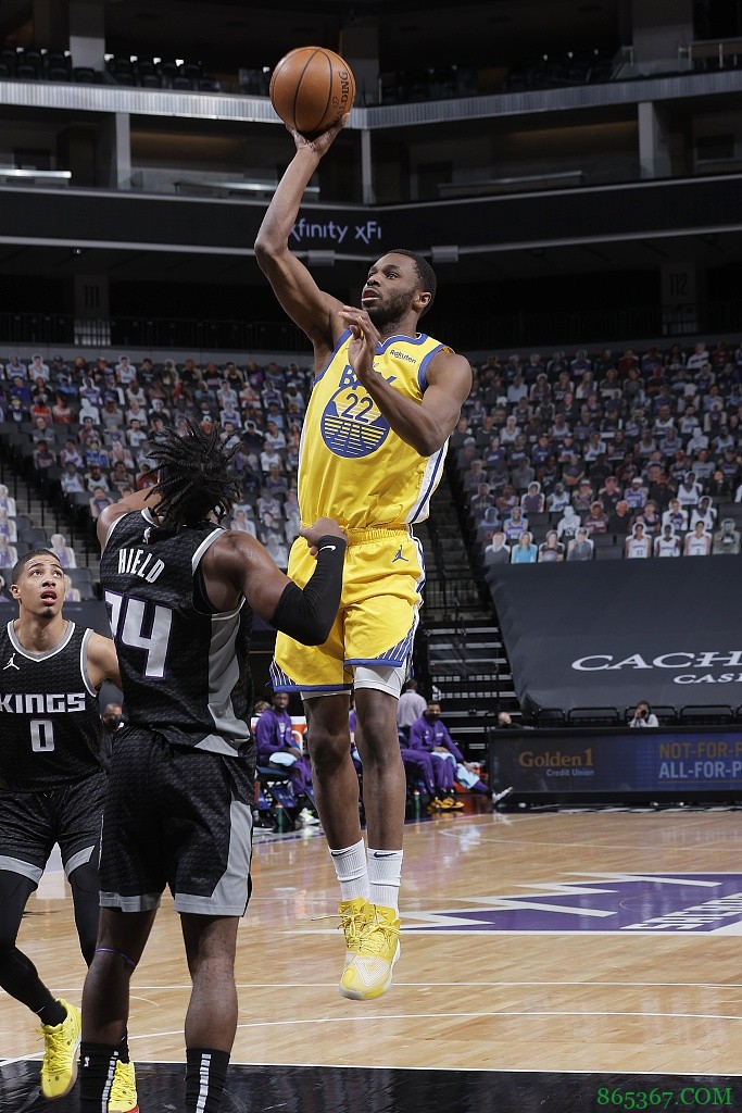 对飙！维金斯首节15分4板3助 哈利伯顿三分4中4砍14分