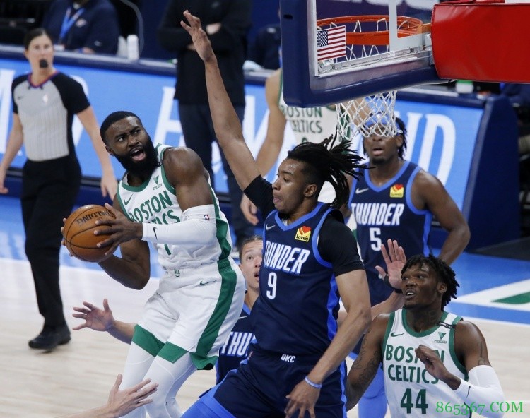 摩西-布朗半场狂揽17分19篮板 1998年奥尼尔后首人