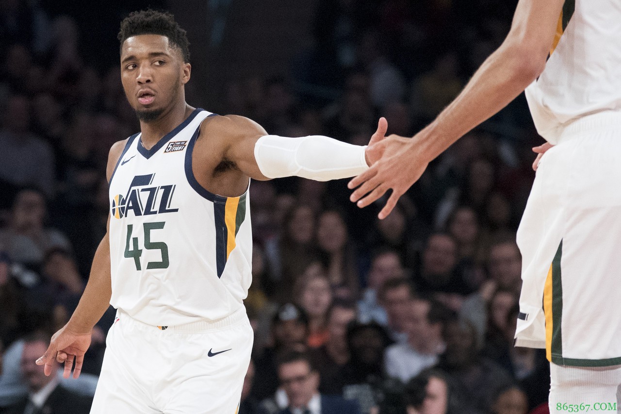 米切尔：感谢胡德曾经的帮助 我现在把经验传授给新人