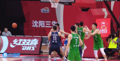 韩德君隔着苏伟把球抡进 后者受伤倒地不起&被担架抬出场