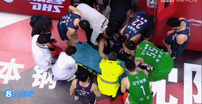 韩德君隔着苏伟把球抡进 后者受伤倒地不起&被担架抬出场