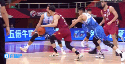 唐才育夹击吴前时被后者压到右腿 右膝受伤痛苦倒地