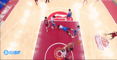 于德豪遭兰兹伯格肘击后倒地 随后又被后者从身上跨过