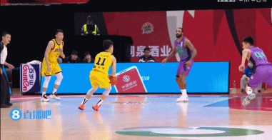 姜伟泽跳投落地时脚踝扭伤痛苦倒地 裁判回看后确定没有突发情况